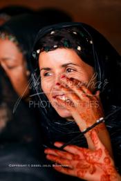 Image du Maroc Professionnelle de  Une femme chante sous une tente lors d'un mariage durant le grand Moussem organisé dans un site désertique sur lequel la ville de Tan Tan, a toujours accueilli la majorité des tribus et des grandes familles nomades du désert lors d'un grand Moussem, Samedi 18 septembre 2004. (PHOTO/ Abdeljalil Bounhar)